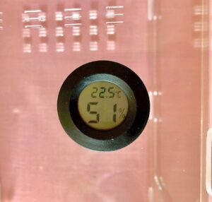 Acrylic Vivarium (larg) (With thermometer/hygrometer readout) - Circular Top